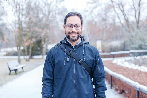 Photo portrait of man standing on footpath during winter