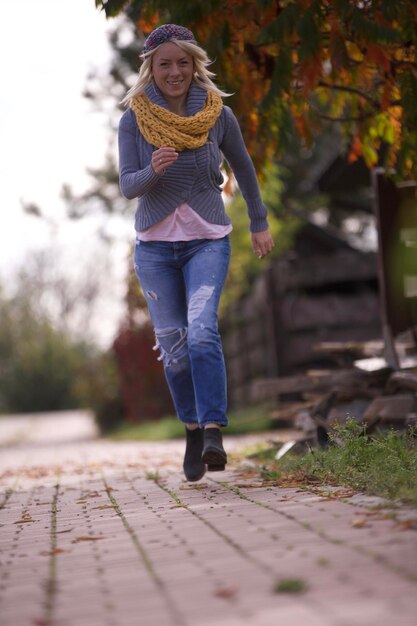 Photo portrait of man standing on footpath