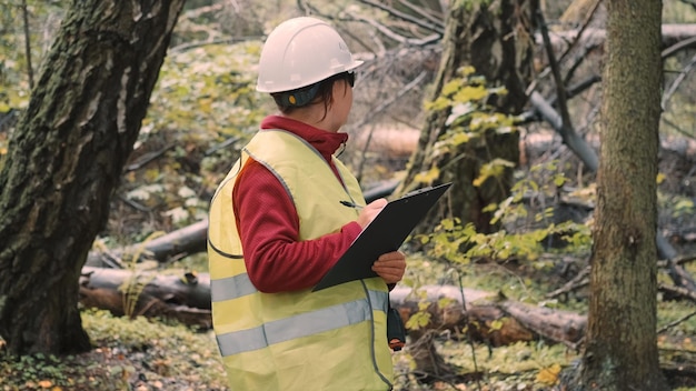 Photo portrait of man standing in forest