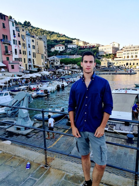 Photo portrait of man standing at harbor