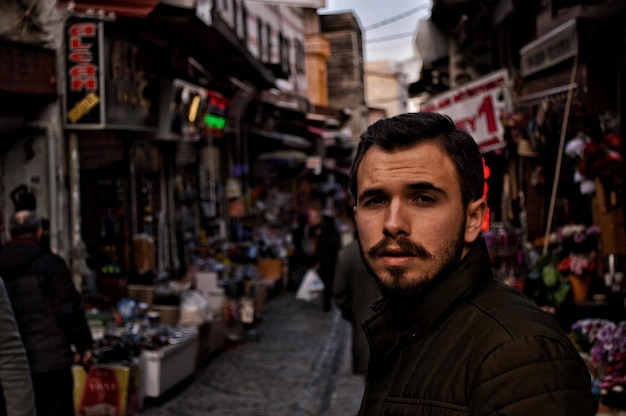 Photo portrait of man standing in market