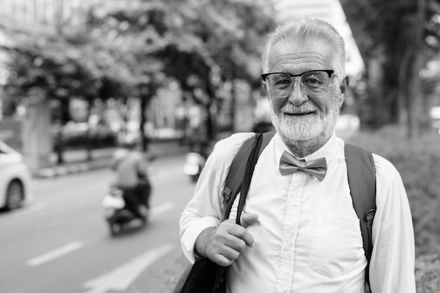 Foto ritratto di un uomo in piedi all'aperto