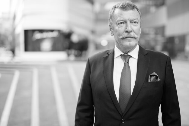 Photo portrait of a man standing outdoors