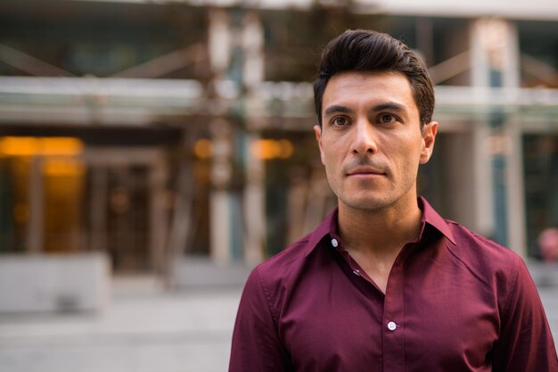 Photo portrait of man standing outdoors