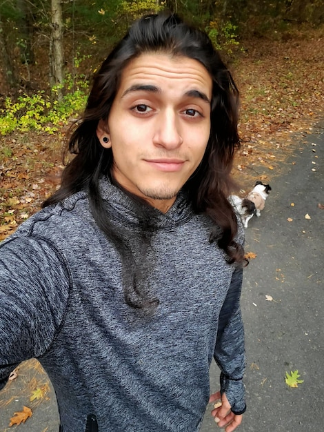 Photo portrait of man standing on road