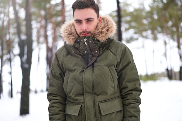 Photo portrait of man standing in snow