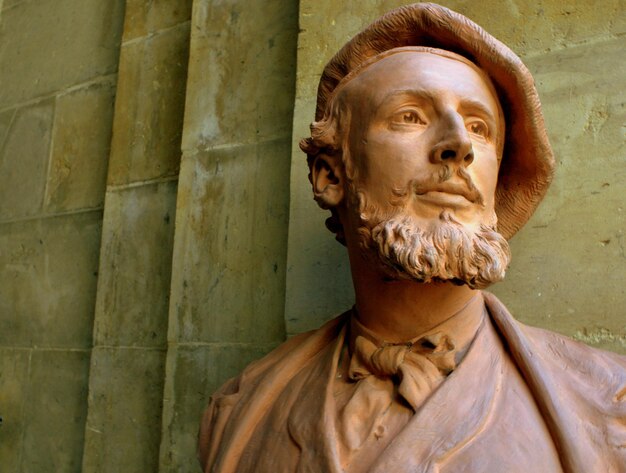 Photo portrait of man statue against wall