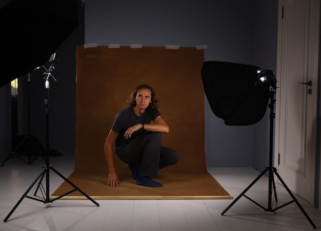 Photo portrait of man in studio