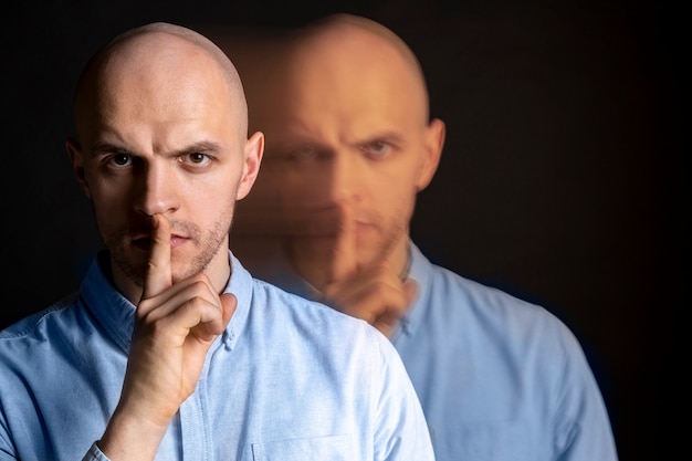 Photo portrait of man suffering from schizophrenia