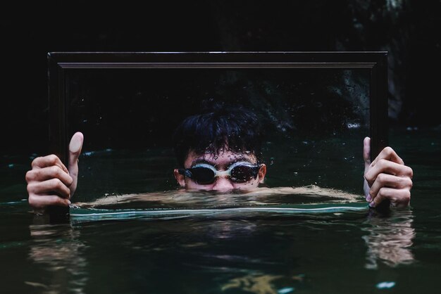 Foto ritratto di un uomo che nuota in piscina