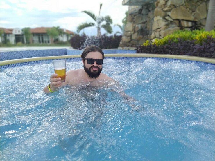 Photo portrait of man in swimming pool