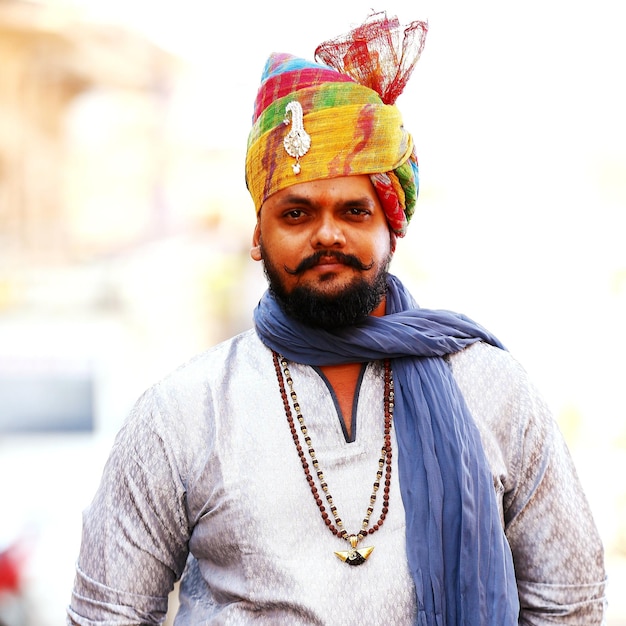 Photo portrait of man in traditional clothing standing outdoors