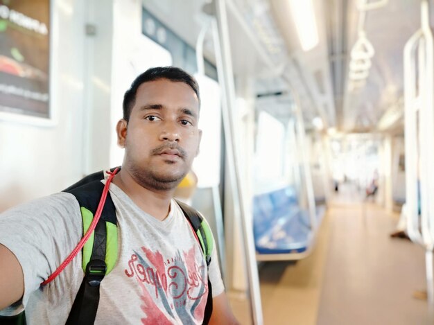 Photo portrait of man traveling in train