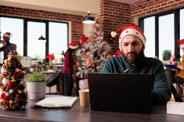 Photo portrait of man using laptop at table