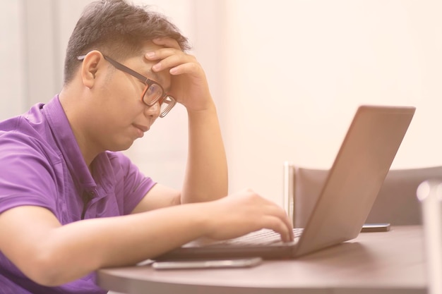 테이블 에 앉아 휴대 전화 를 사용하는 남자 의 초상화