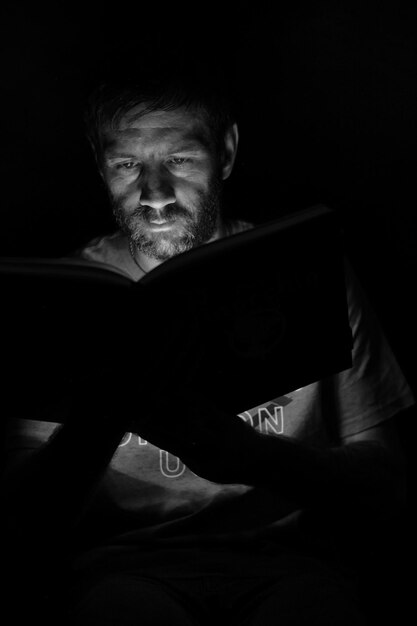 Photo portrait of man using reading book