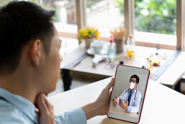 Photo portrait of man using smart phone on table