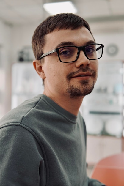 Photo portrait of man wearing eyeglasses