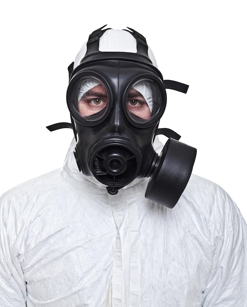 Photo portrait of man wearing gas mask against white background