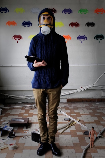 Photo portrait of man wearing gas mask at home under construction