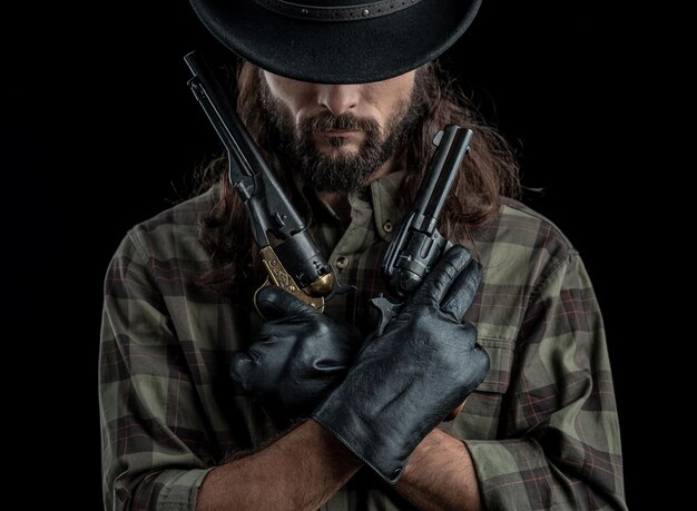 Foto ritratto di un uomo che indossa un cappello su uno sfondo nero