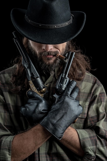 Foto ritratto di un uomo che indossa un cappello su uno sfondo nero