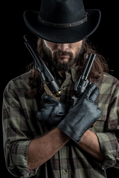 Foto ritratto di un uomo che indossa un cappello su uno sfondo nero