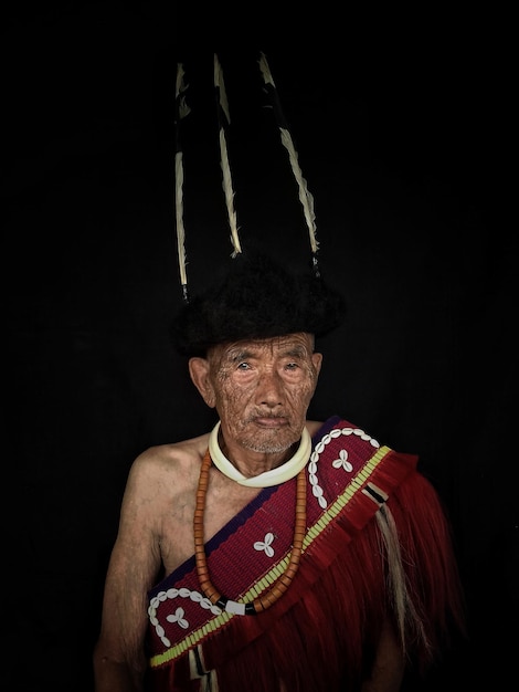 Foto ritratto di un uomo con un cappello su sfondo nero