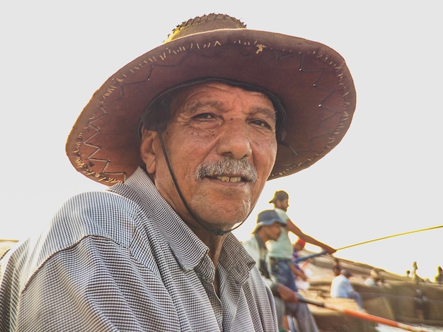 Photo portrait of man wearing hat against sky