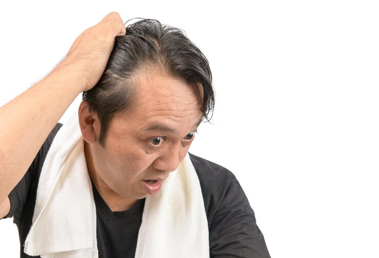 Photo 白い背景に帽子をかぶった男の肖像画