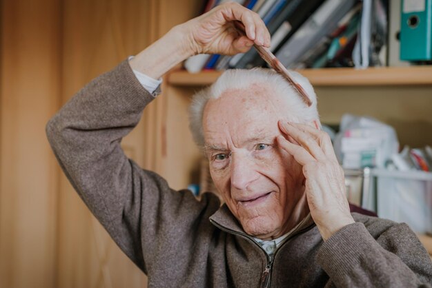 Foto ritratto di un uomo che indossa un cappello a casa