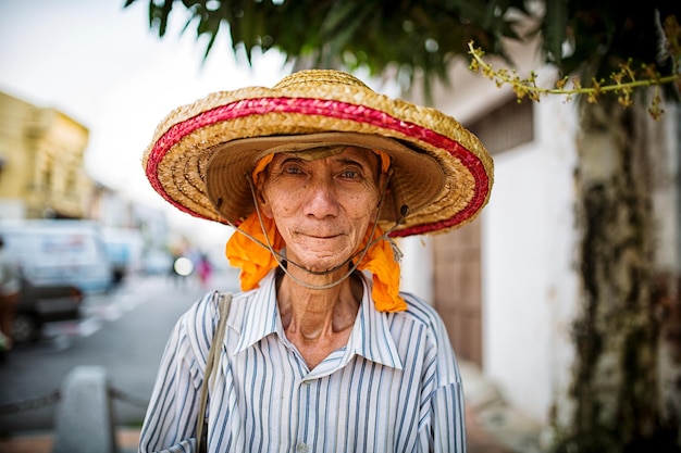 Photo portrait of man wearing hat standing outdoors