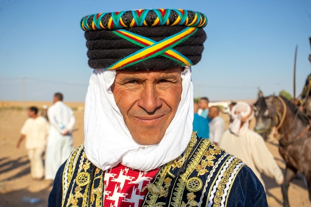 Foto ritratto di un uomo che indossa un cappello