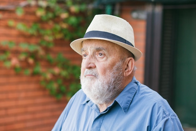 Foto ritratto di un uomo con un cappello