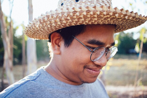 Foto ritratto di un uomo che indossa un cappello