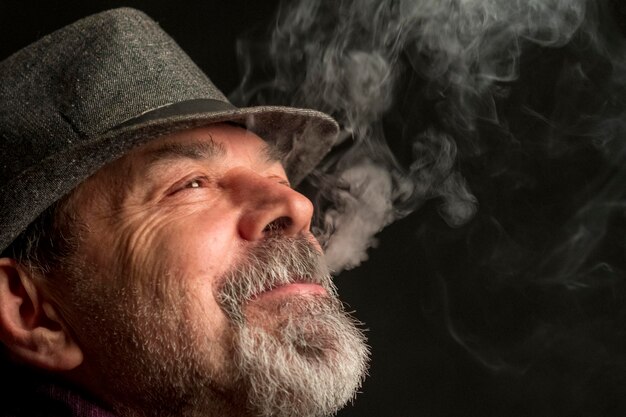 Foto ritratto di un uomo che indossa un cappello