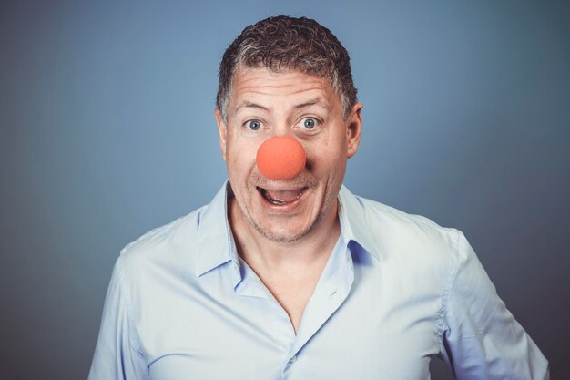 Photo portrait of man wearing mask against gray background