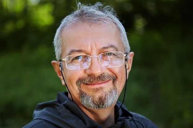 Foto ritratto di un uomo che indossa una maschera