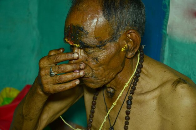 Foto ritratto di un uomo che indossa una maschera