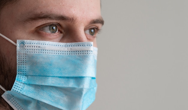 Foto ritratto di un uomo che indossa una maschera medica