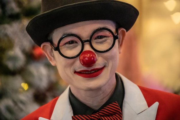 Foto ritratto di un uomo con un cappello rosso