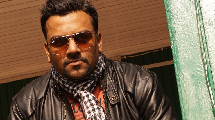 Photo portrait of man wearing sunglasses against shutter