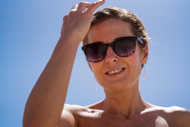 Foto ritratto di un uomo che indossa occhiali da sole contro il cielo