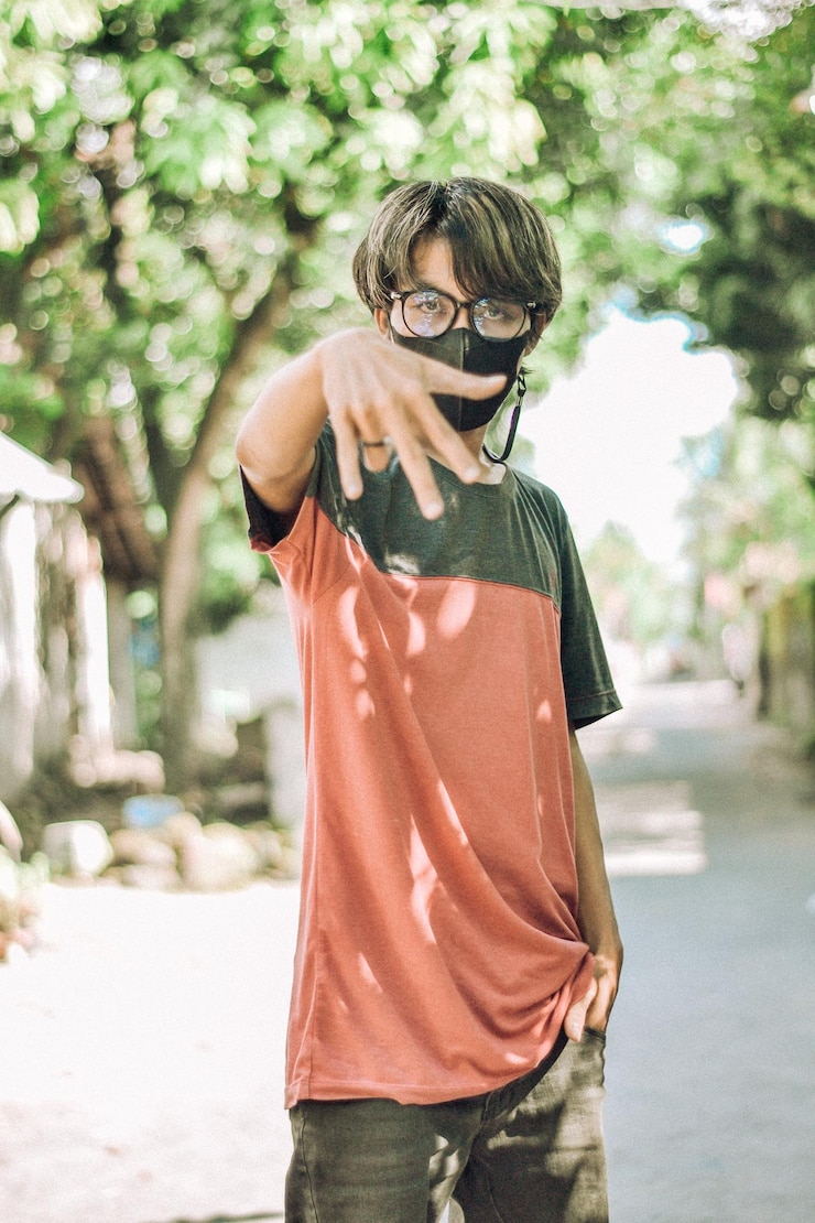Photo 木に寄りかかって立っているサングラスをかぶった男の肖像画