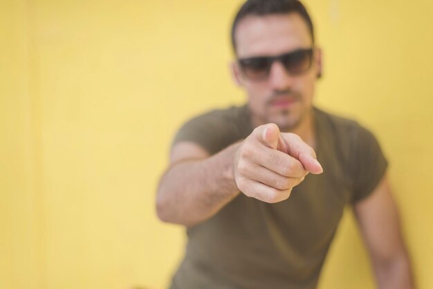 Photo portrait of man wearing sunglasses