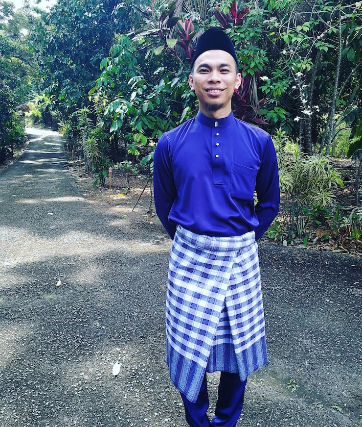 Photo 公園裡穿著傳統服裝的男人肖像