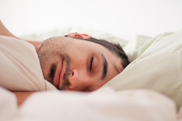 Photo portrait of man while sleeping and smiling