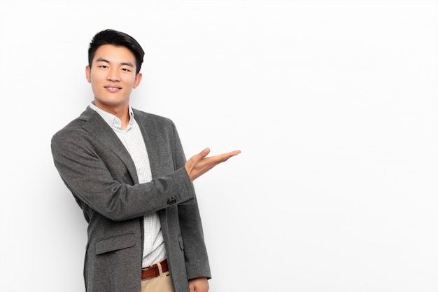 흰색 배경에 남자의 초상