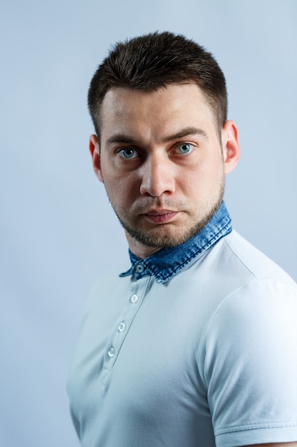 Photo portrait of a man in a white polo