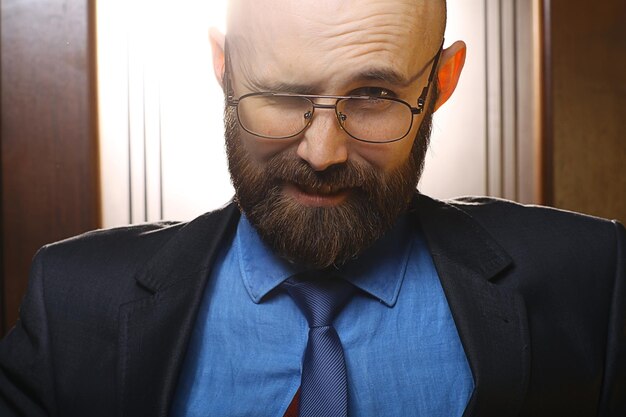 Photo portrait of a man with a beard and glasses